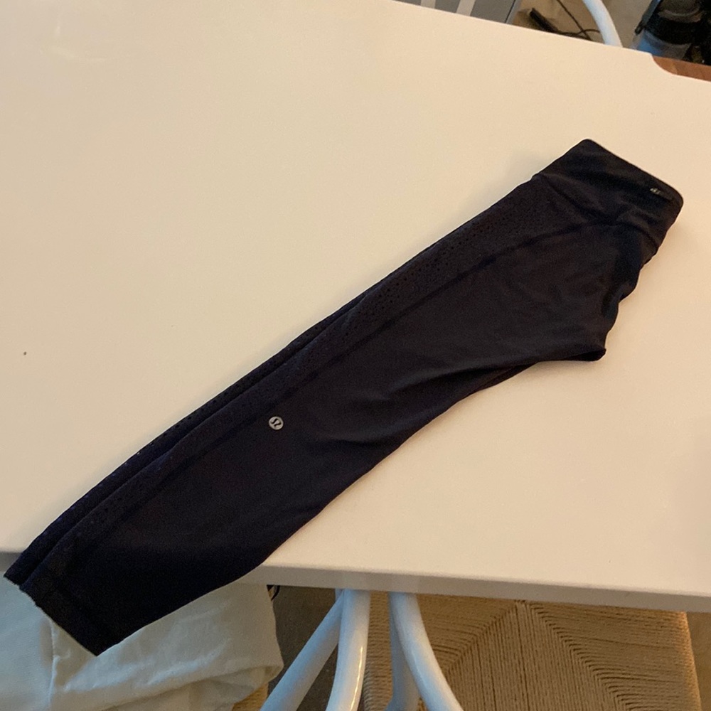 Navy blue lululemon leggings 7/8 w detail on the side .